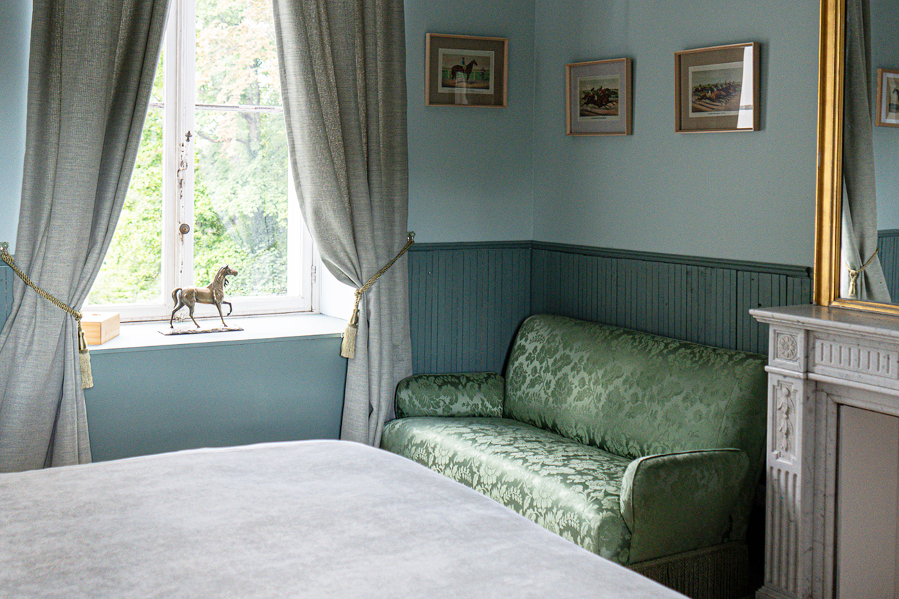 Chambre USA_Drogenbos View Couch Horse Statue Window Queen size bed green pastel