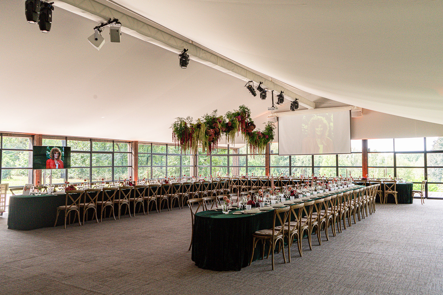 Dîner assis private Choux de Bruxelles_Drogenbos large view table fleurs