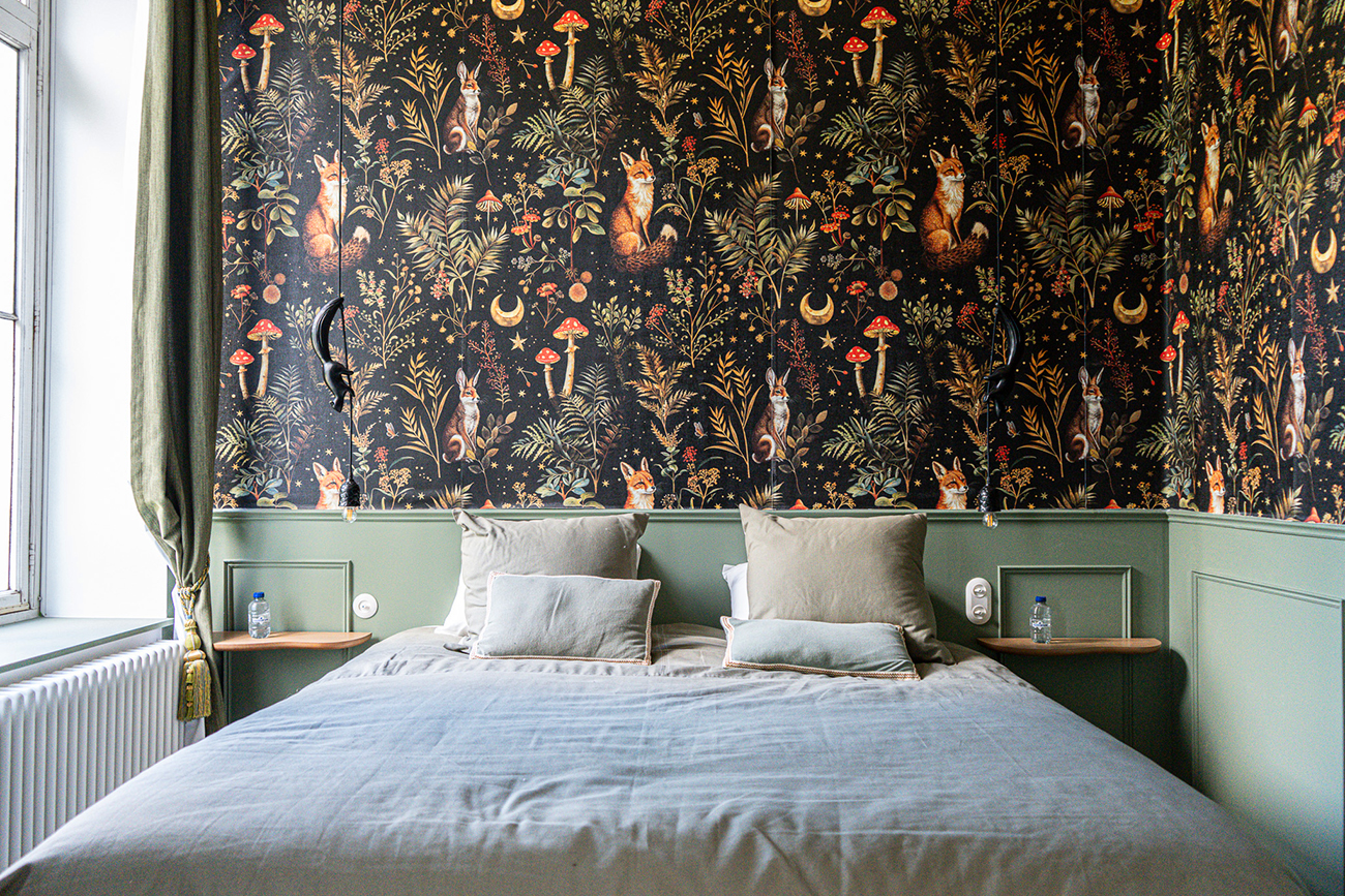 Chambre England_Drogenbos_queen bed front view Château papier peint féerique