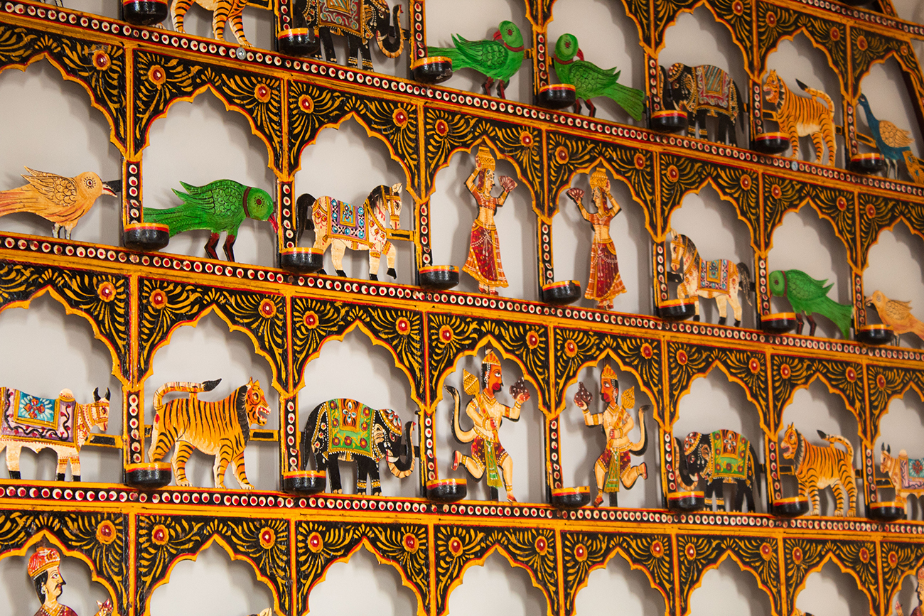 Chambre India_Drogenbos Château Indian Characters bed art close up view