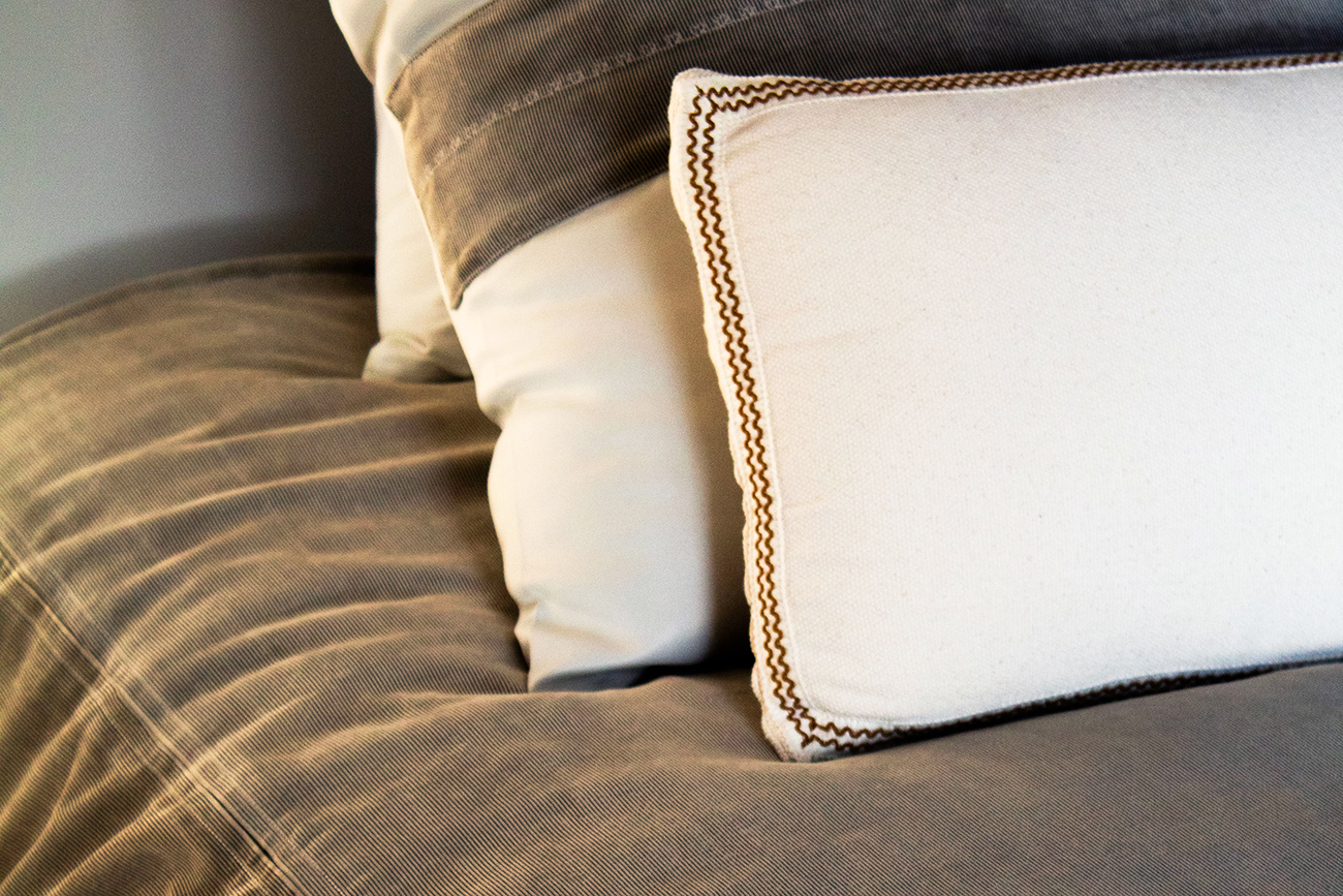 Château de Drogenbos Queen size bed detail pillow Mer du nord