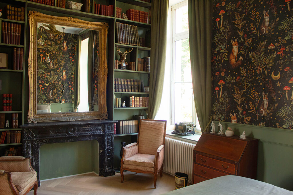 Chambre England_Drogenbos_queen bed room bookshelf mirror Château papier peint féerique