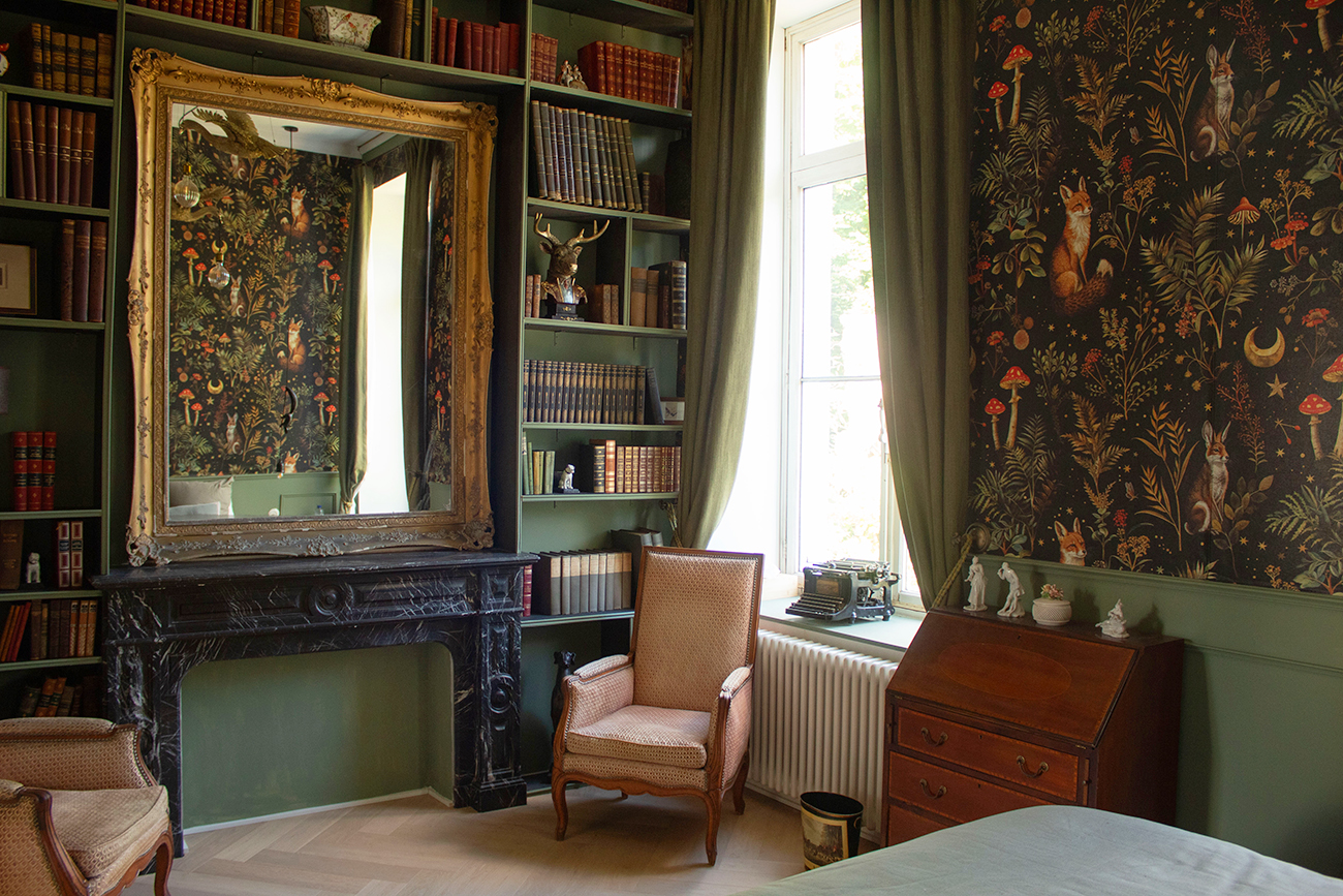 Chambre England_Drogenbos_queen bed room bookshelf mirror Château papier peint féerique