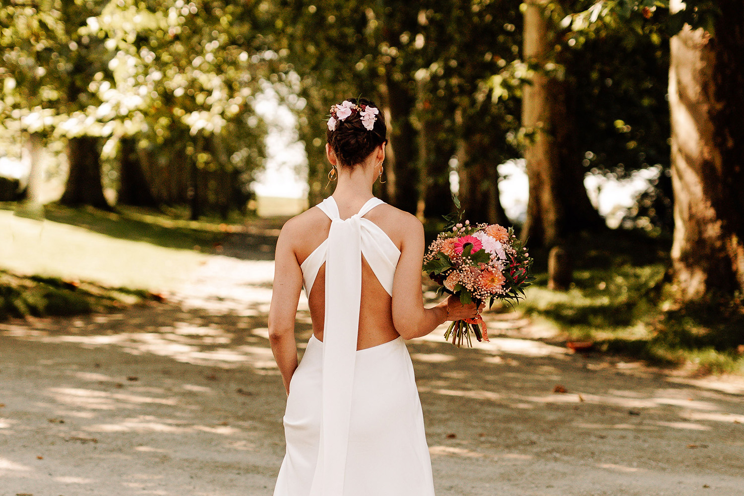 Mariage Drogenbos Choux de Bruxelles bride back view alley