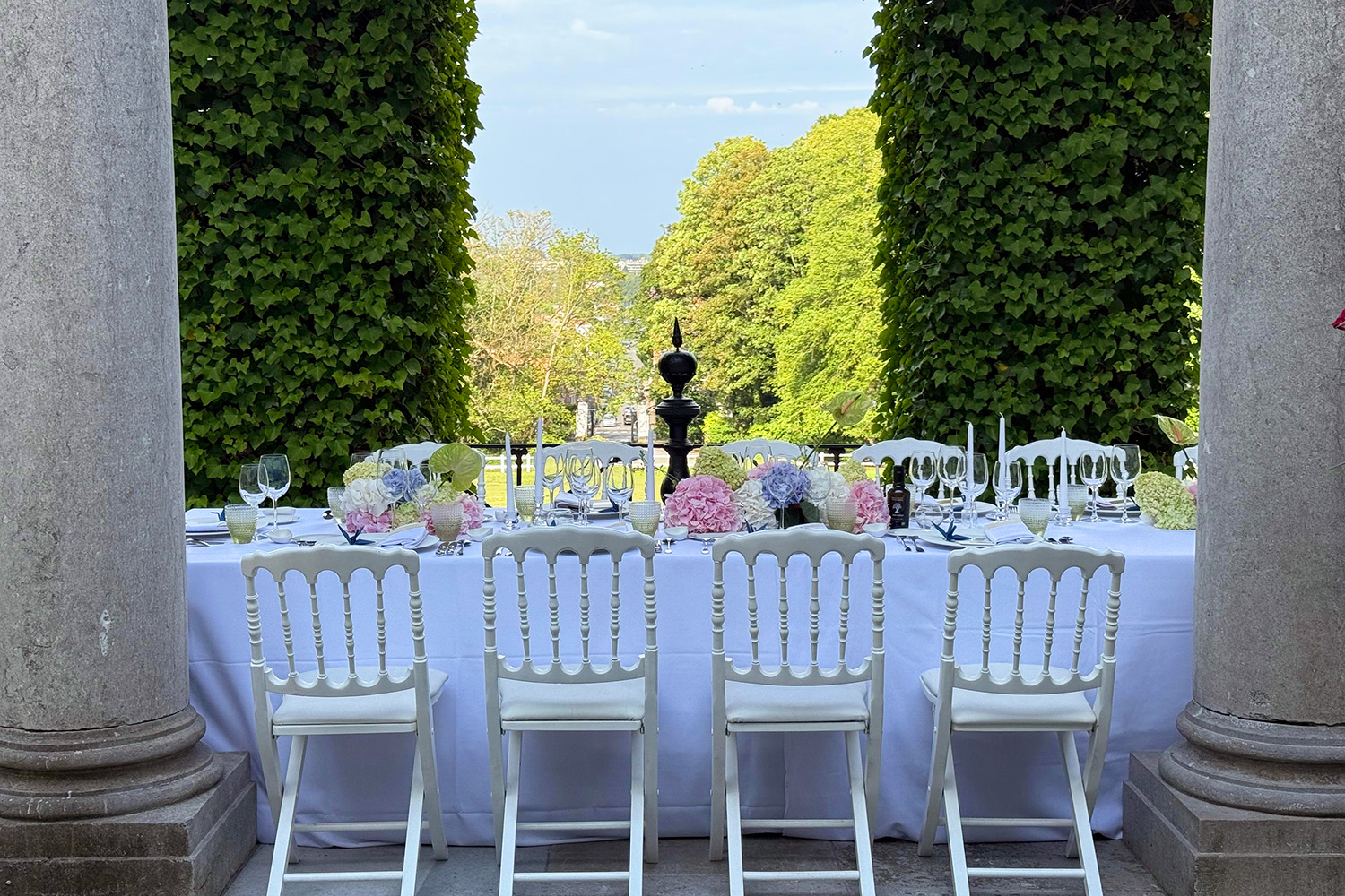 Mariage Drogenbos Choux de Bruxelles Elegant sunny table tent domain view
