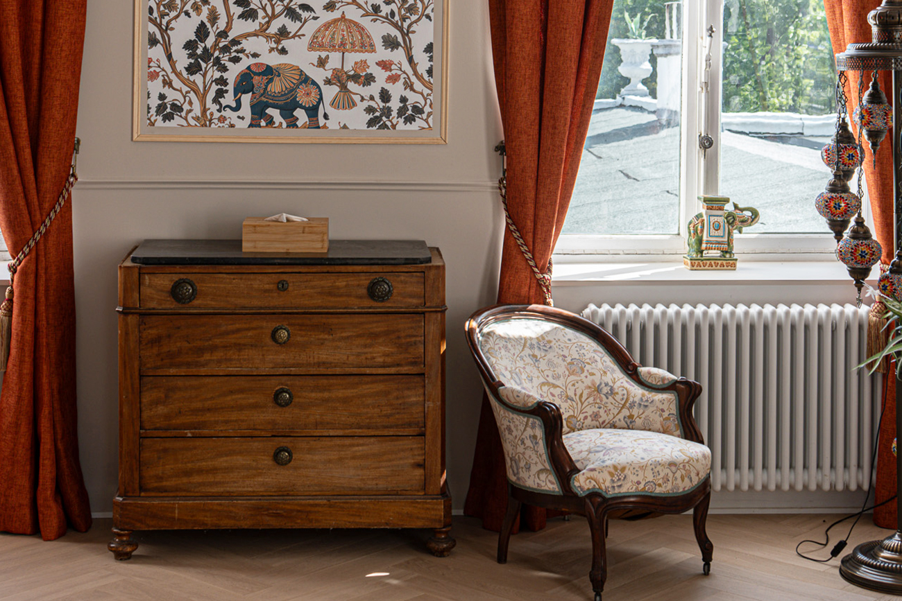 Chambre India_Drogenbos Château Chair furniture elephant painting and window view