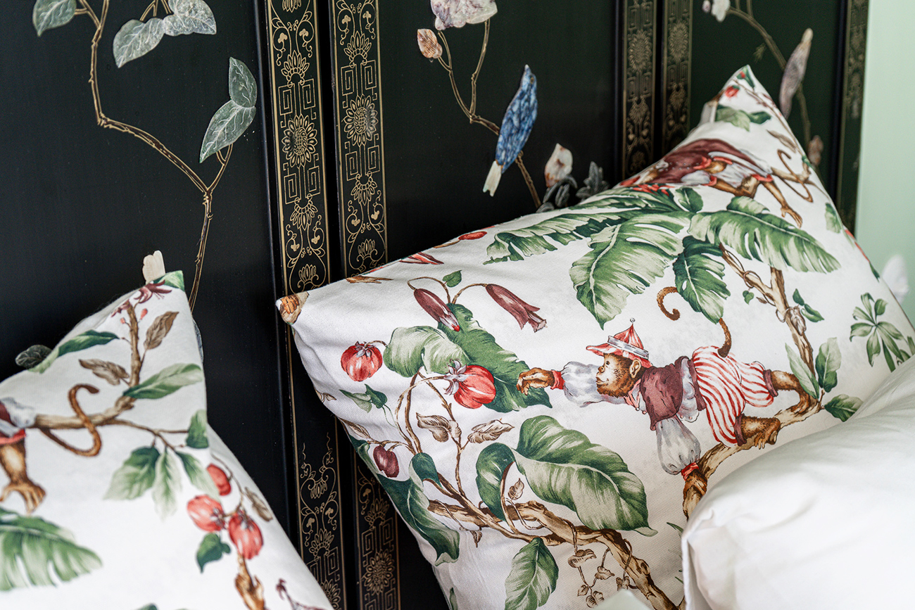 Château de Drogenbos Bed pillows Asian style monkey and jungle pictures