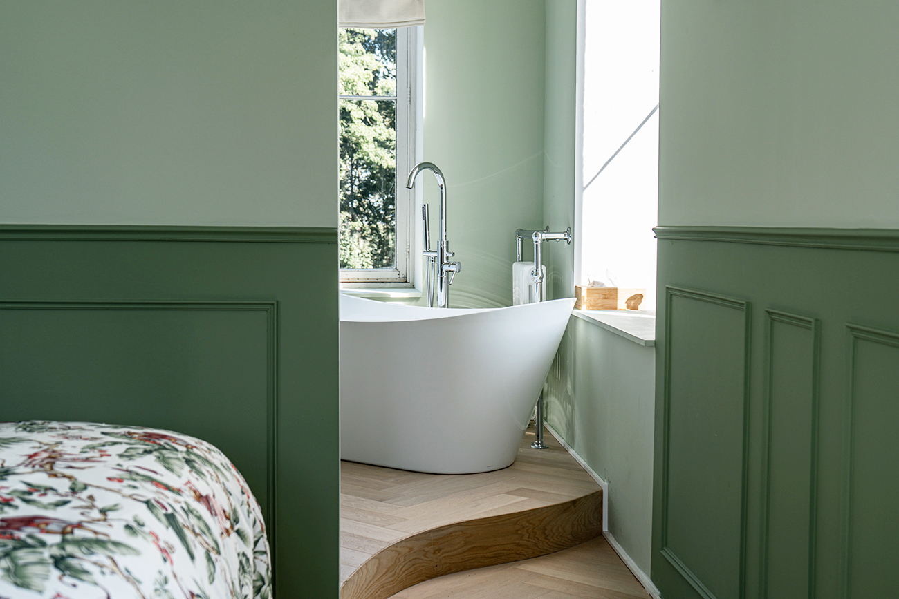 Château de Drogenbos Queen bed Asian style green tones bath view