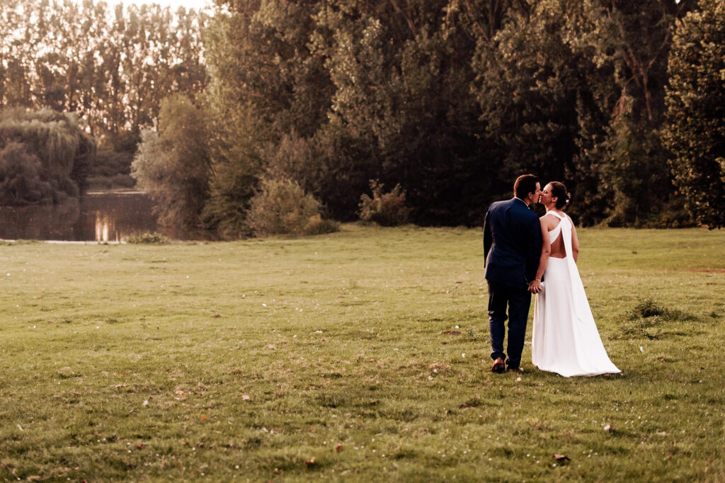 Mariage Drogenbos Choux de Bruxelles Couple wedding nature kiss