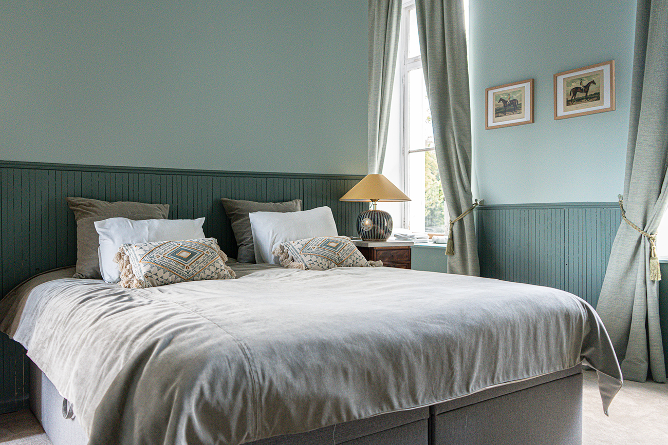 Chambre USA_Drogenbos View Queen size bed green pastel